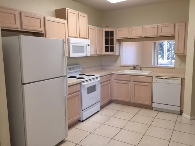 8271 Vía Serena Boca Raton, FL 33433 - Photo 4 of 11 Large Kitchen