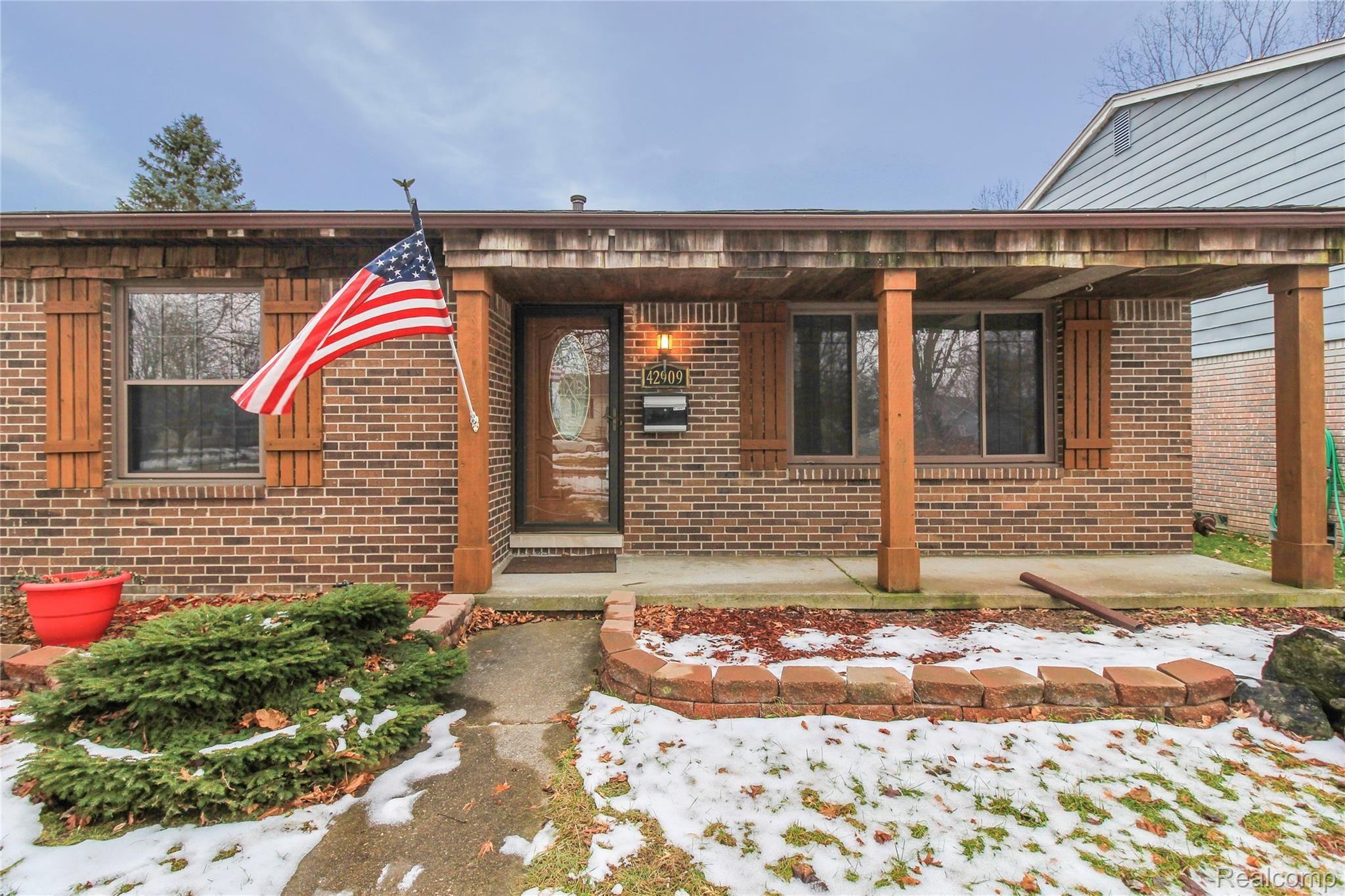 42909 Barchester Road Canton, MI 48187 - Photo 4 of 38 IMG_6223.jpg