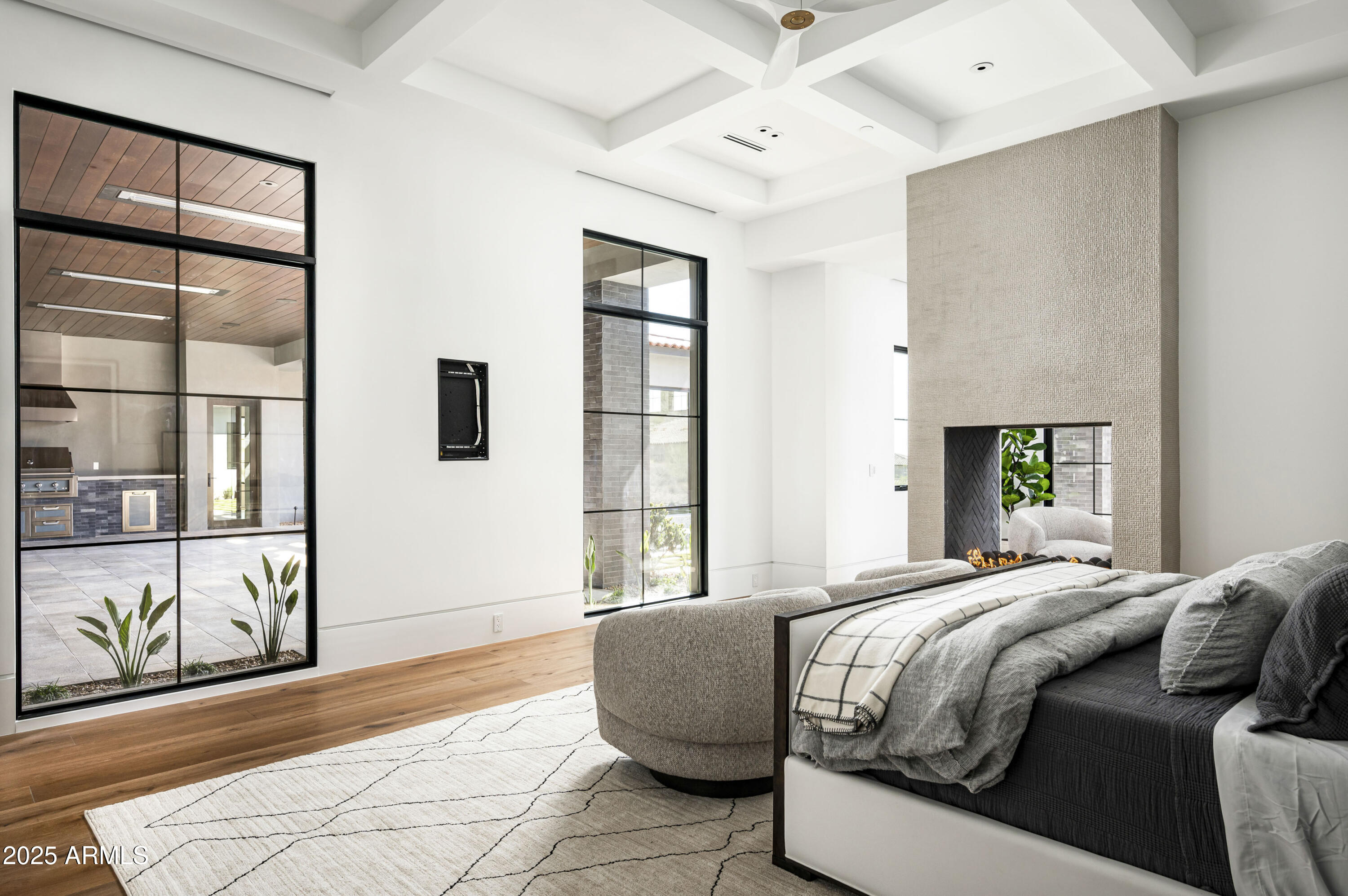 6825 North 39th Place Paradise Valley, AZ 85253 - Photo 21 of 42 Automated blackout blinds