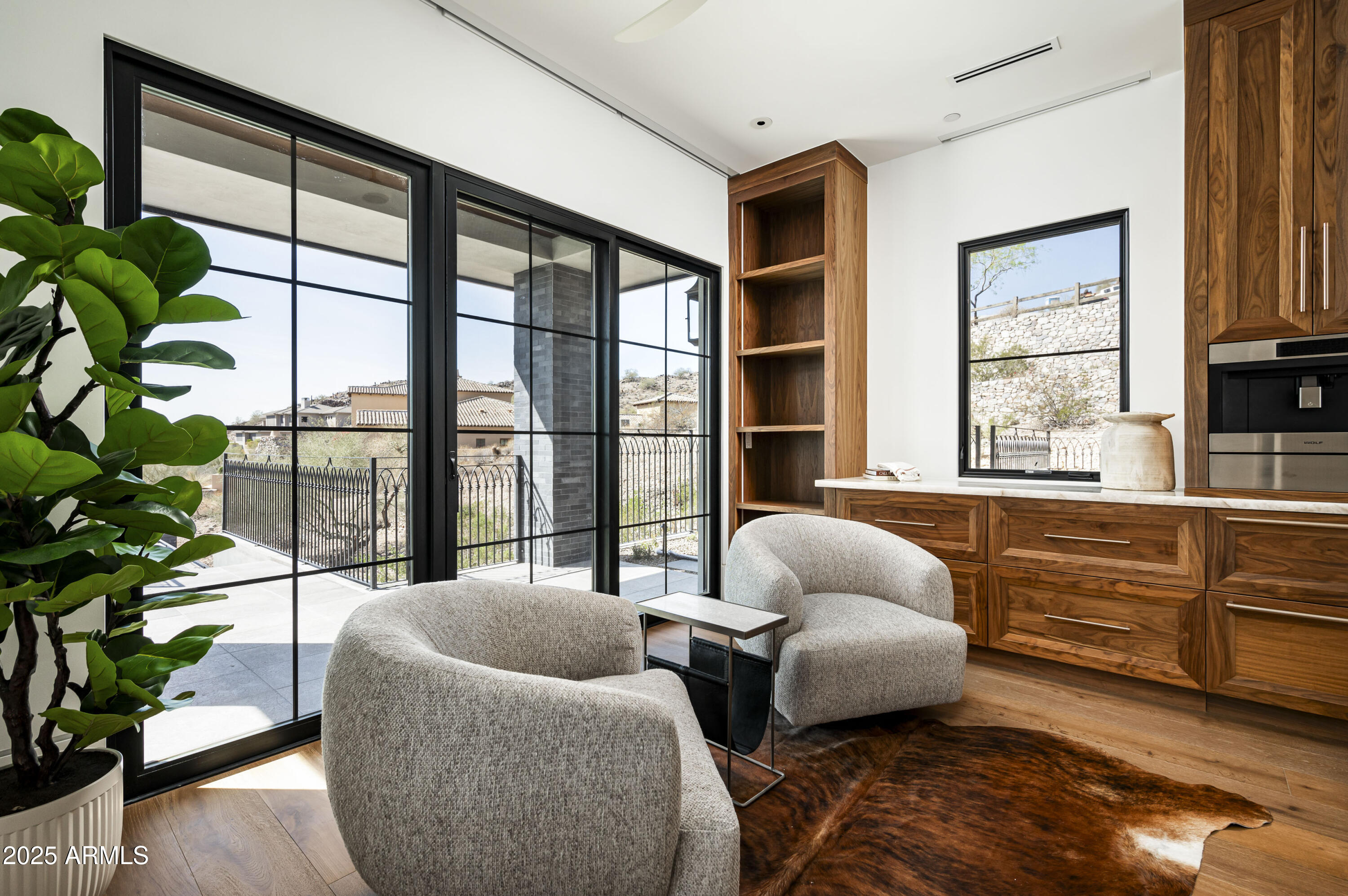 6825 North 39th Place Paradise Valley, AZ 85253 - Photo 22 of 42 Reading / Lounge in primary suite