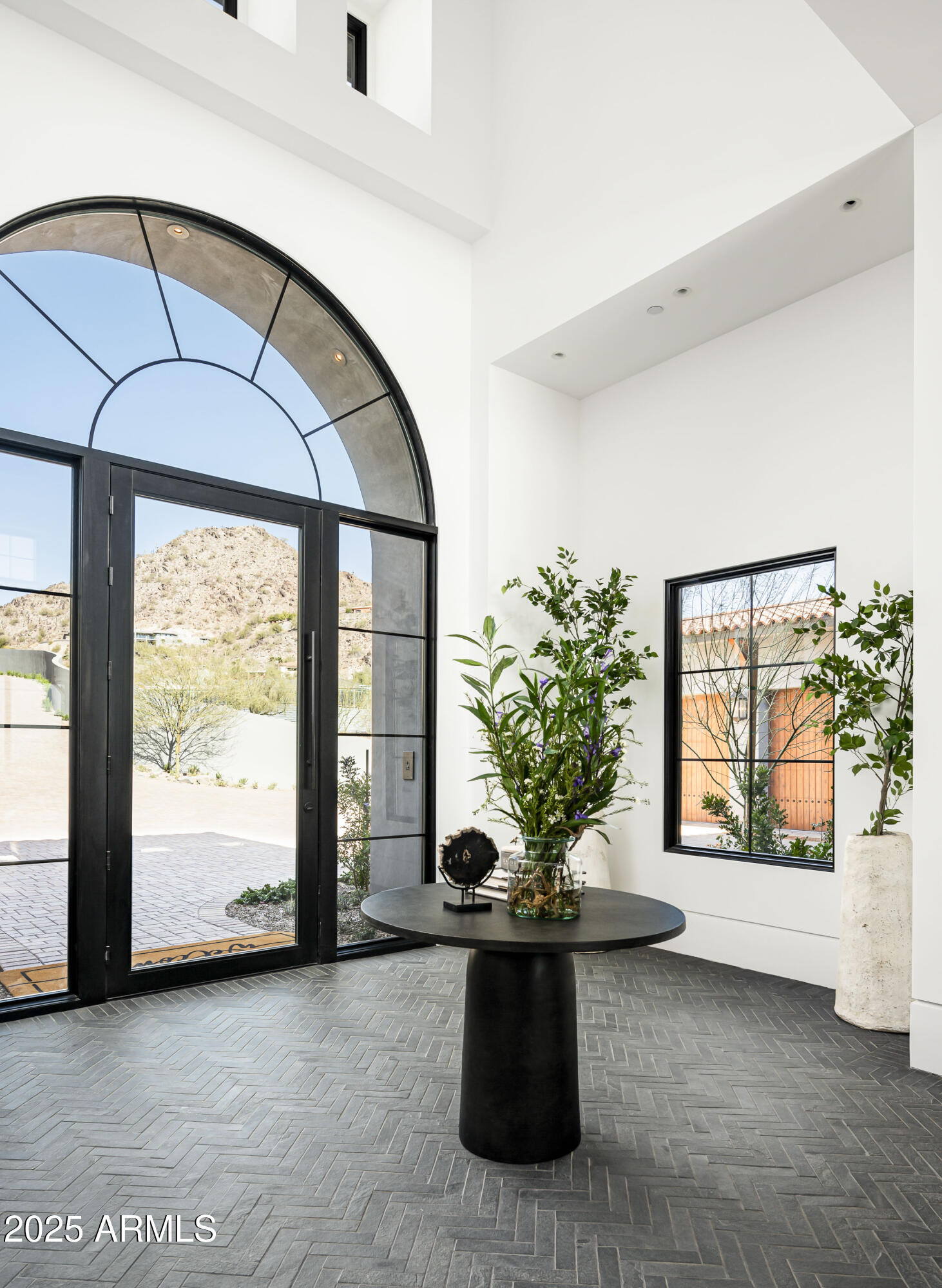 6825 North 39th Place Paradise Valley, AZ 85253 - Photo 5 of 42 Grand Entry