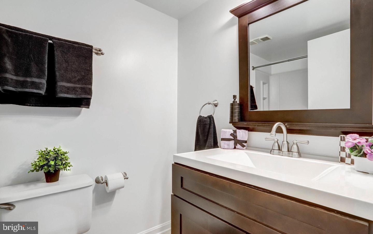 5912 Cove Landing Road, Unit 301 Burke, VA 22015 - Photo 18 of 30 Primary Bathroom