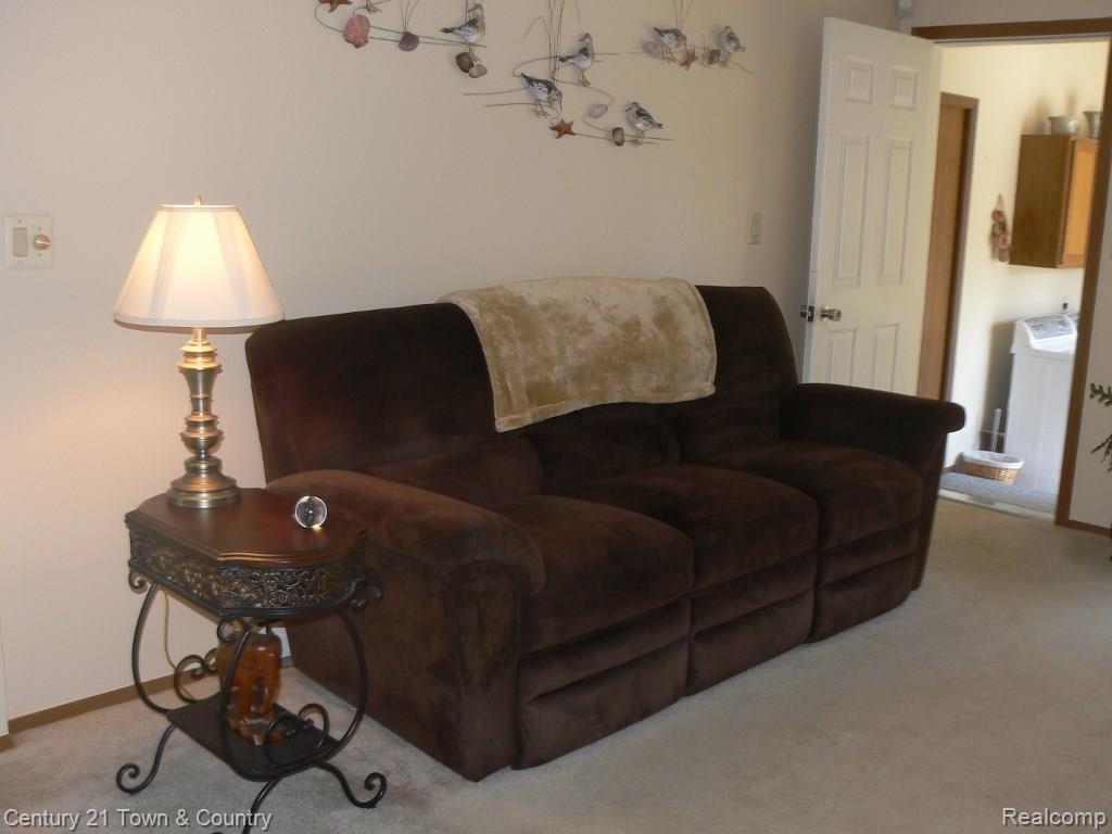 2297 London Bridge Drive, Unit 28 Rochester, MI 48307 - Photo 10 of 29 Plenty of room in this ranch.jpg