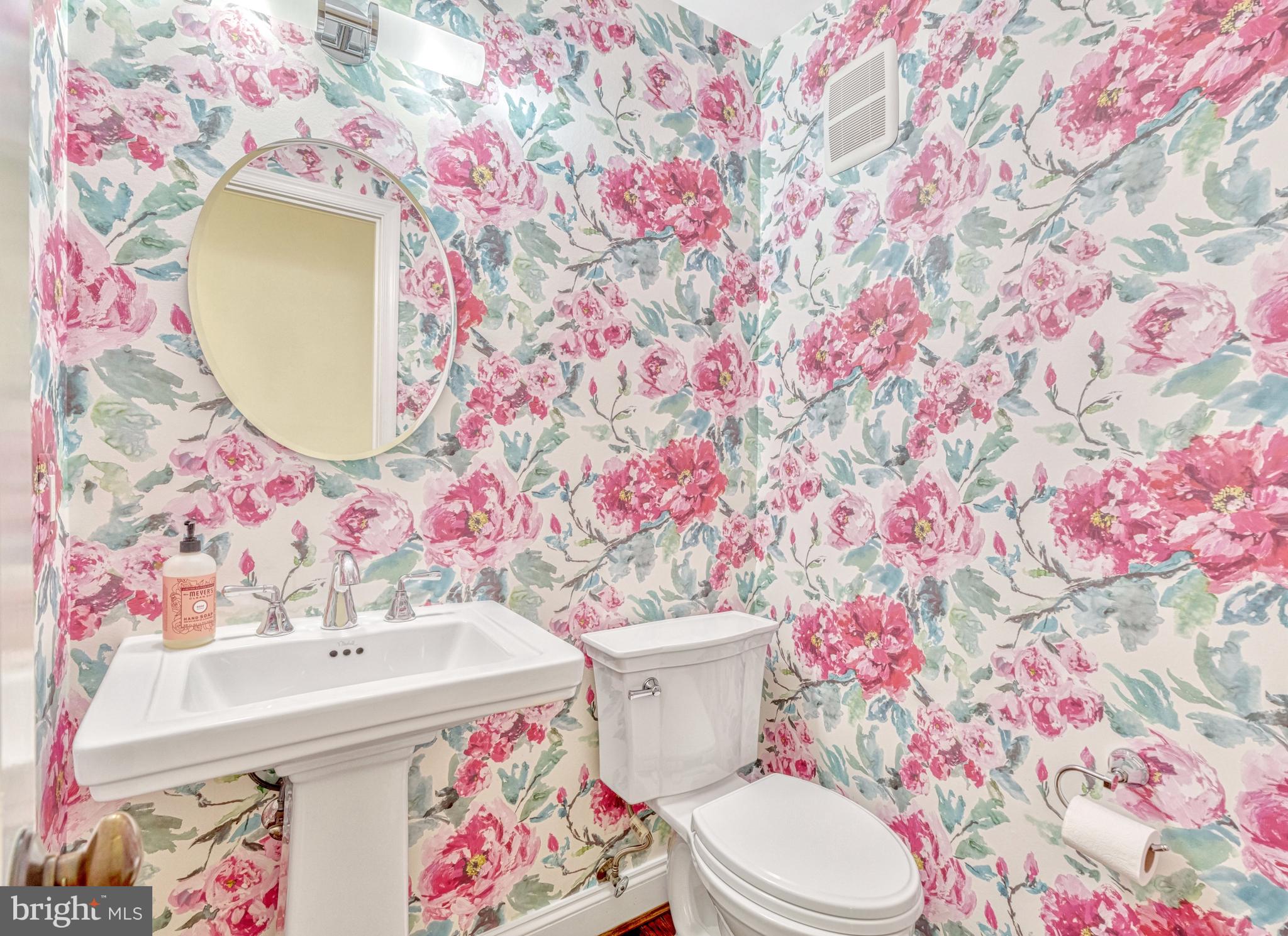 1575 Forest Villa Lane McLean, VA 22101 - Photo 14 of 38 Powder Room