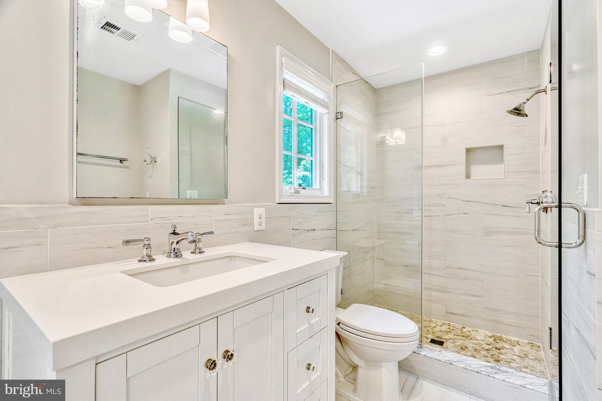 1575 Forest Villa Lane McLean, VA 22101 - Photo 19 of 38 Primary Bathroom