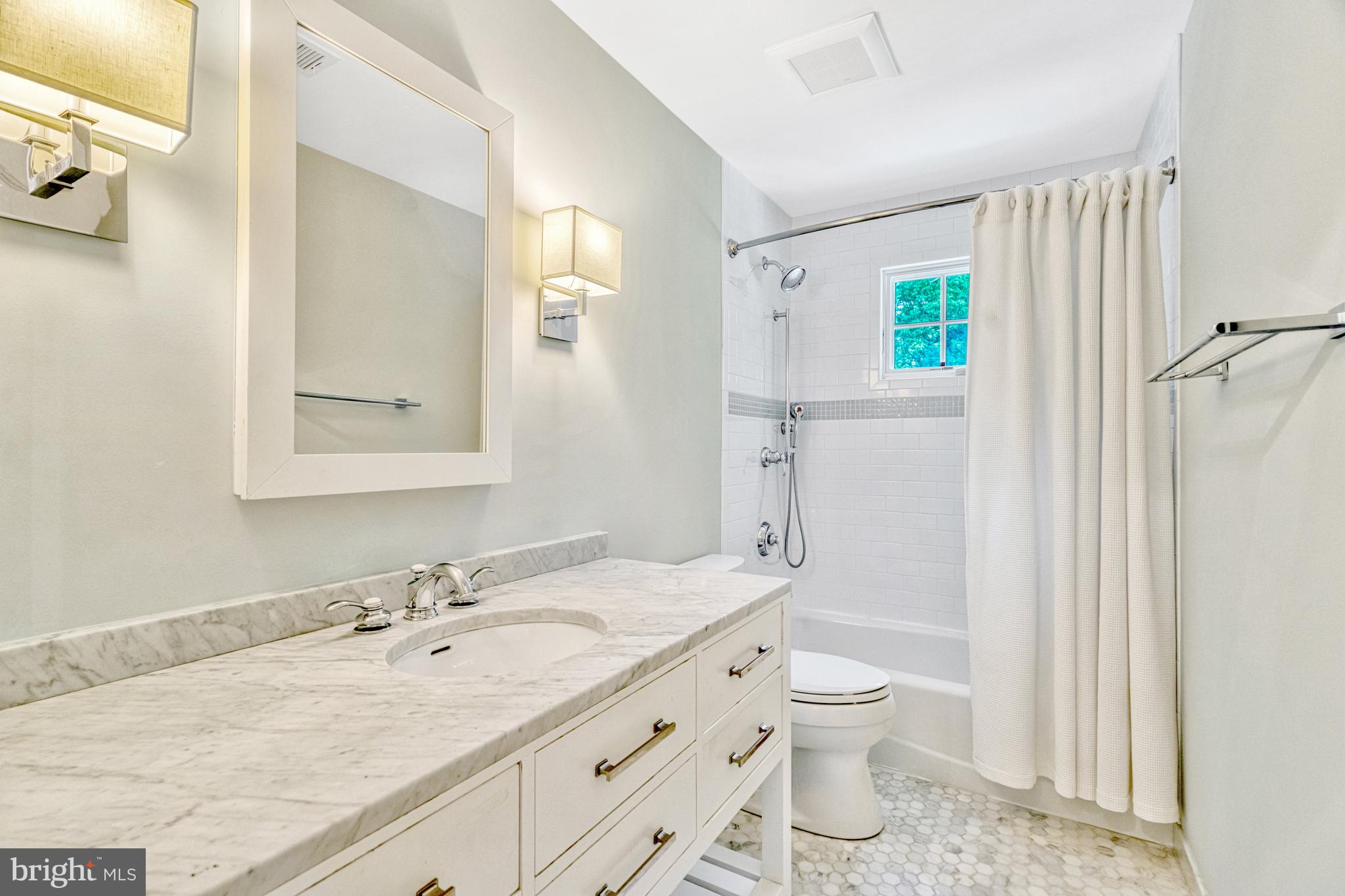 1575 Forest Villa Lane McLean, VA 22101 - Photo 25 of 38 Hall Bathroom