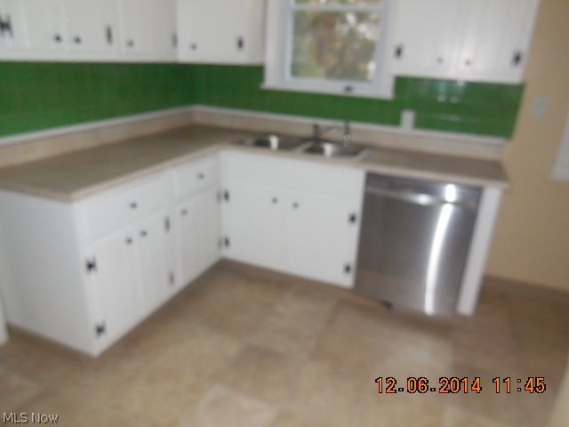 3557 Radcliffe Road Cleveland, OH 44121 - Photo 2 of 9