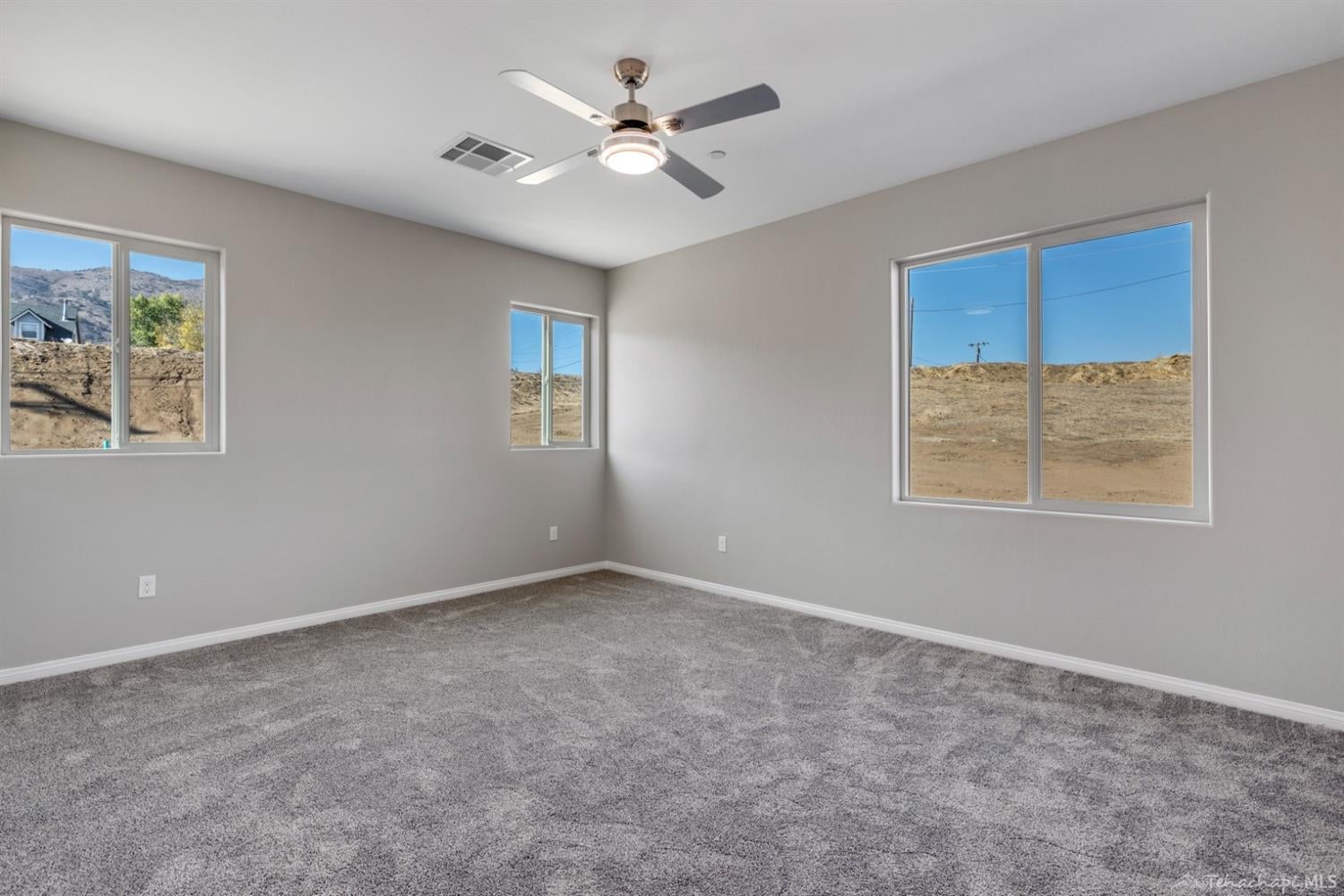 22700 Mariposa Road Tehachapi, CA 93561 - Photo 18 of 42 master bedroom