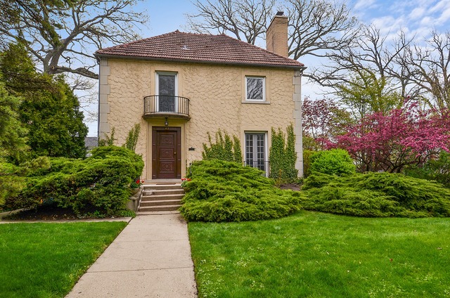 63 Abbotsford Road Winnetka, IL 60093 - Photo 1 of 25 a front view of a house with garden