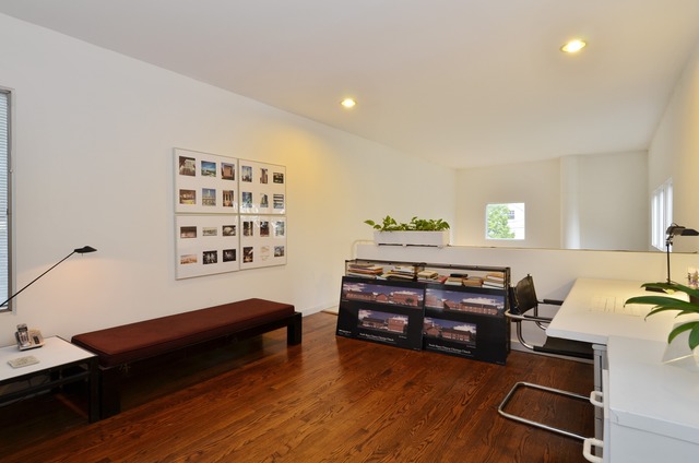 63 Abbotsford Road Winnetka, IL 60093 - Photo 21 of 25 a living room with furniture and a wooden floor