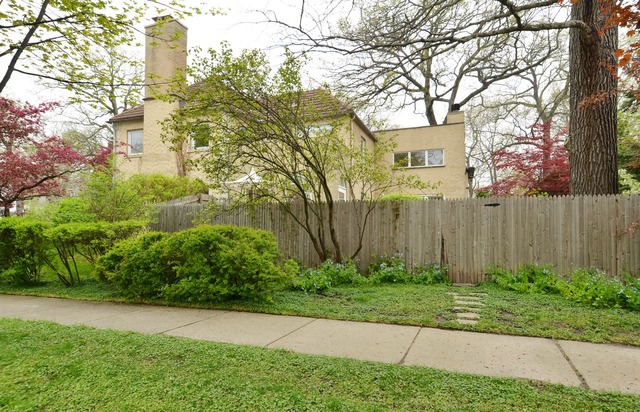 63 Abbotsford Road Winnetka, IL 60093 - Photo 23 of 25 a view of a yard with plants and a large tree