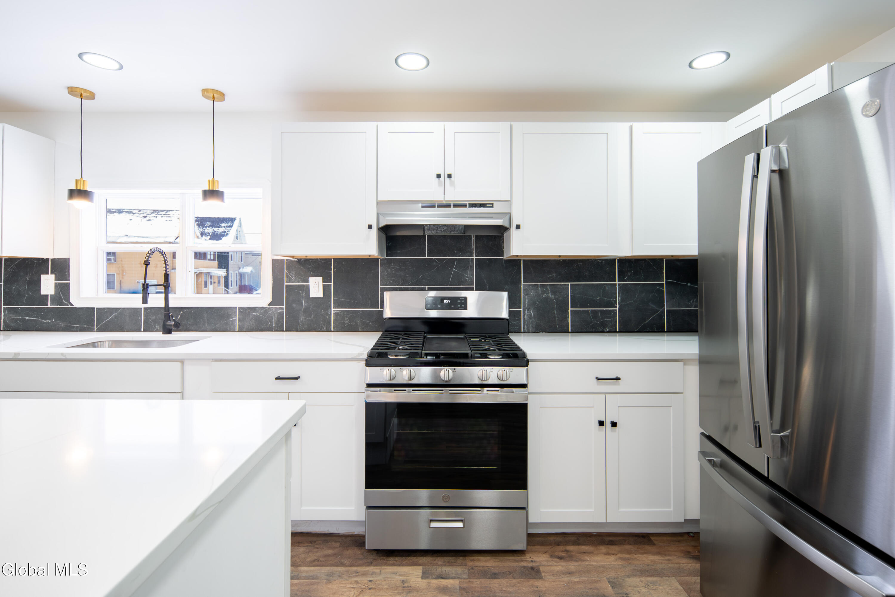 806 Strong Street Schenectady, NY 12307 - Photo 2 of 50 002