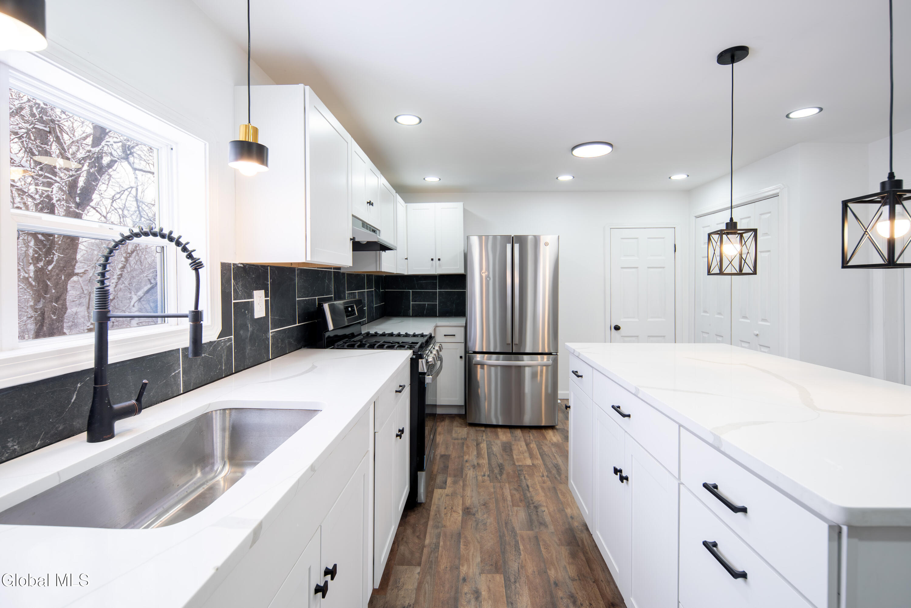 806 Strong Street Schenectady, NY 12307 - Photo 3 of 50 003