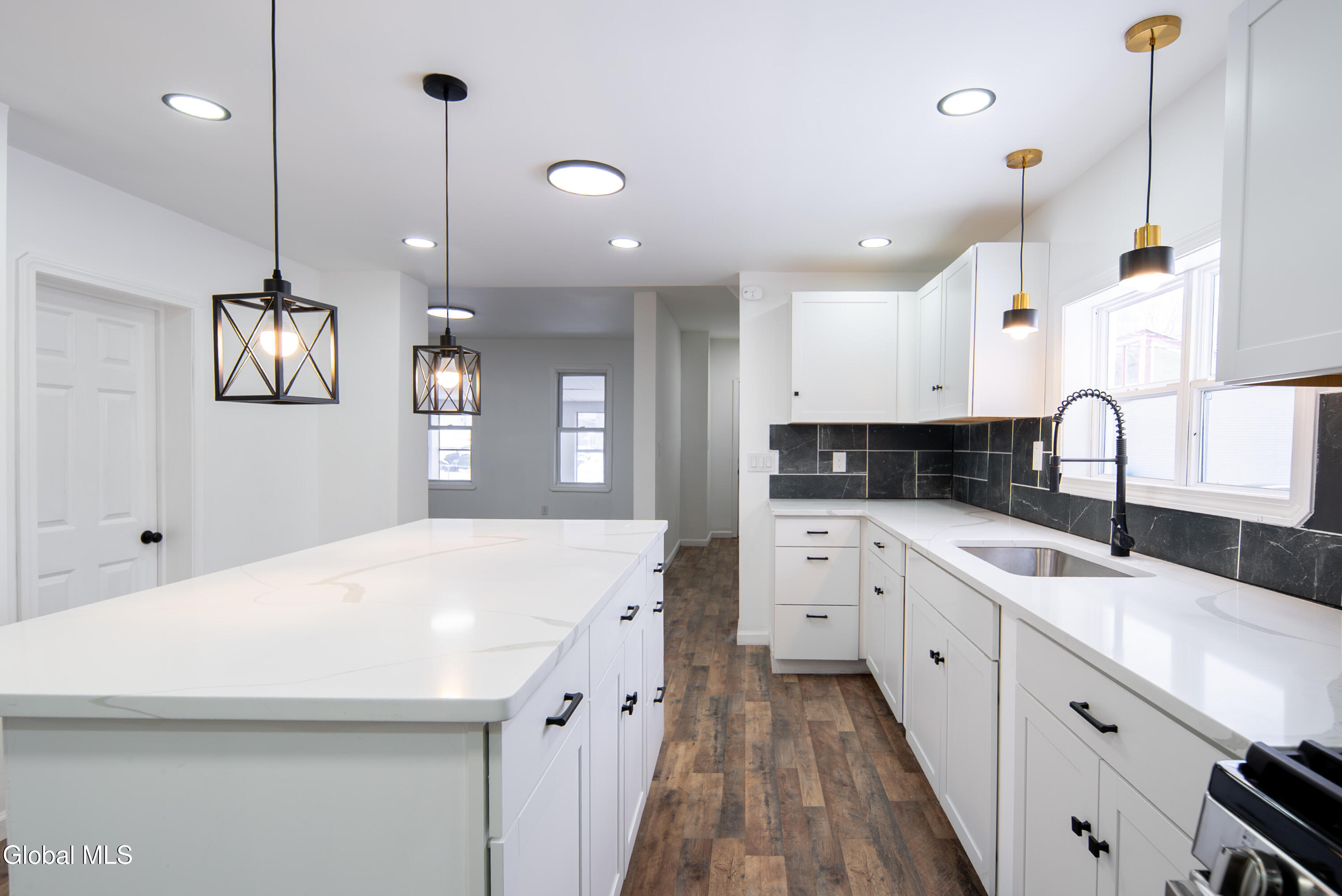 806 Strong Street Schenectady, NY 12307 - Photo 4 of 50 004