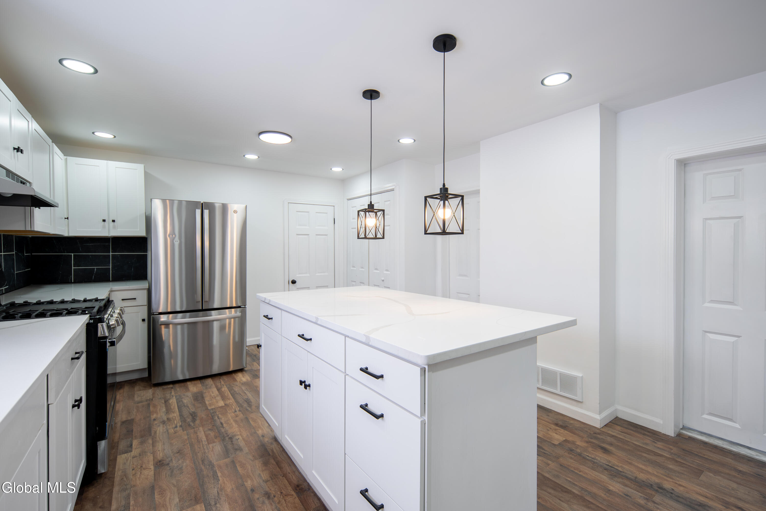 806 Strong Street Schenectady, NY 12307 - Photo 6 of 50 006