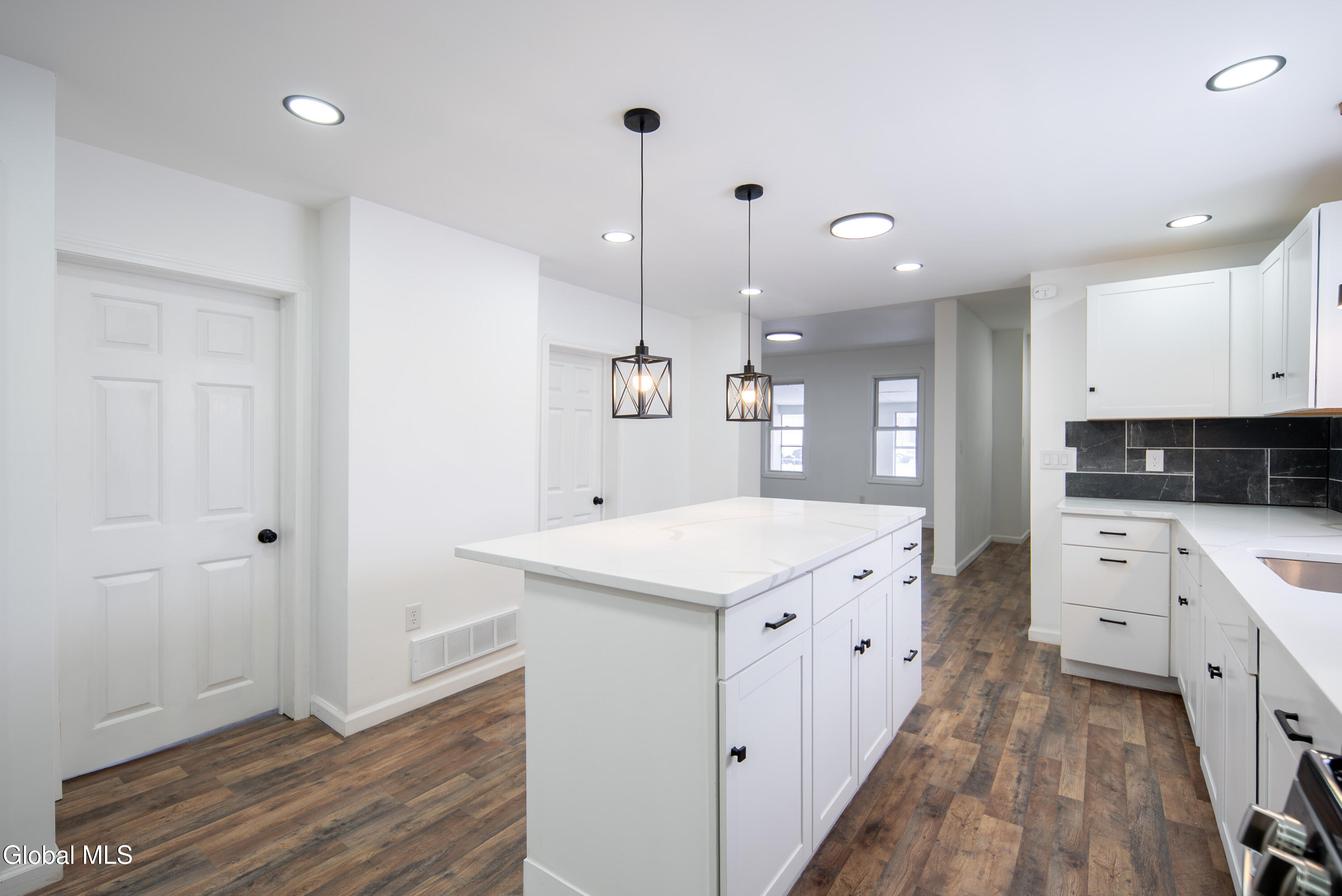 806 Strong Street Schenectady, NY 12307 - Photo 7 of 50 007