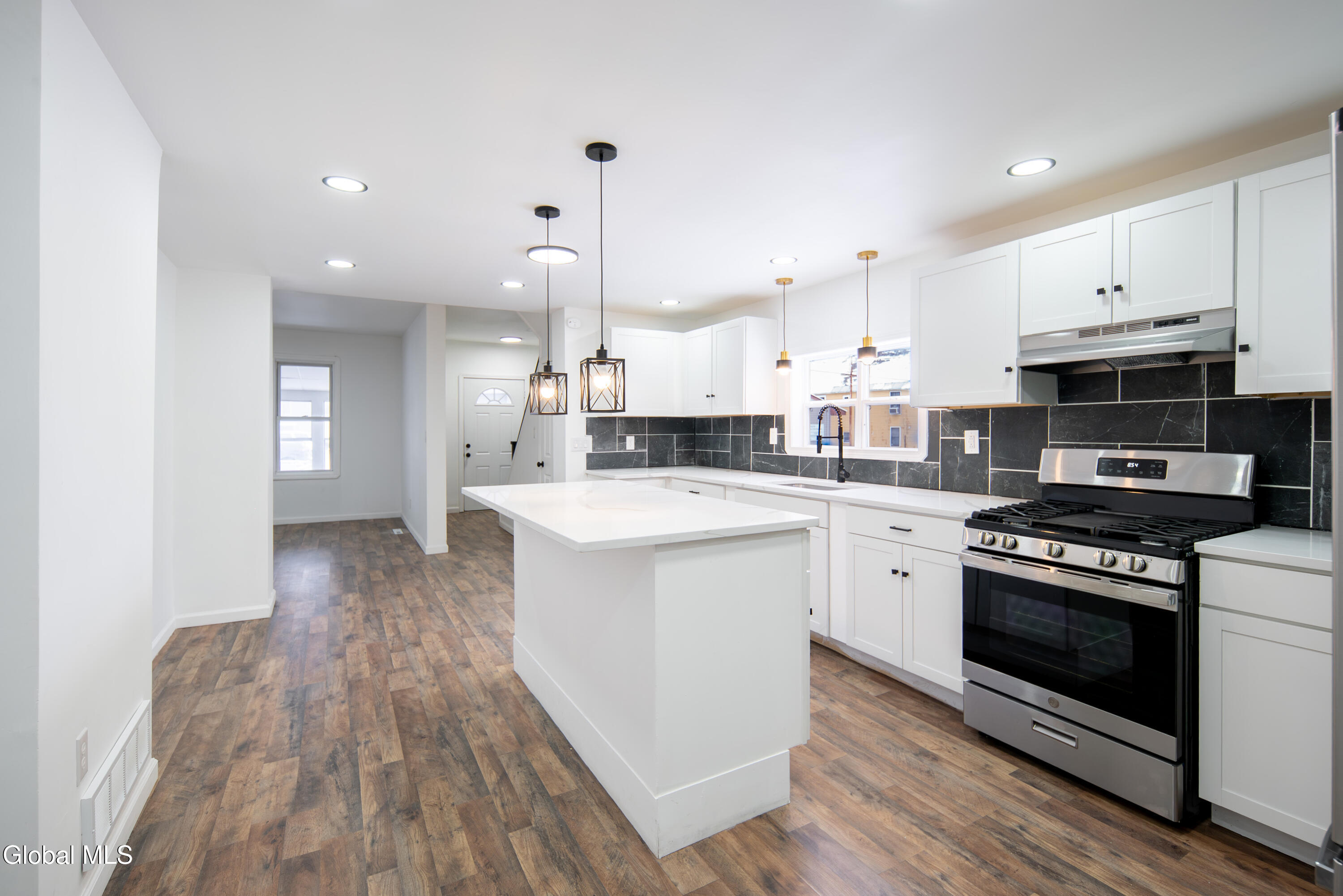 806 Strong Street Schenectady, NY 12307 - Photo 8 of 50 008