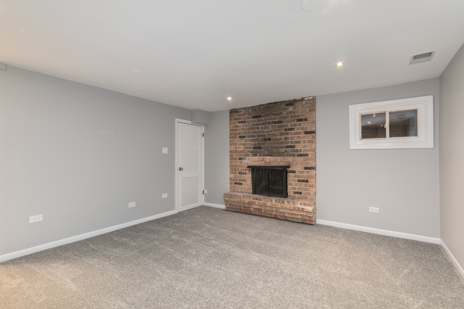 648 West Belden Avenue, Unit B Chicago, IL 60614 - Photo 9 of 24 a view of empty room with a fireplace