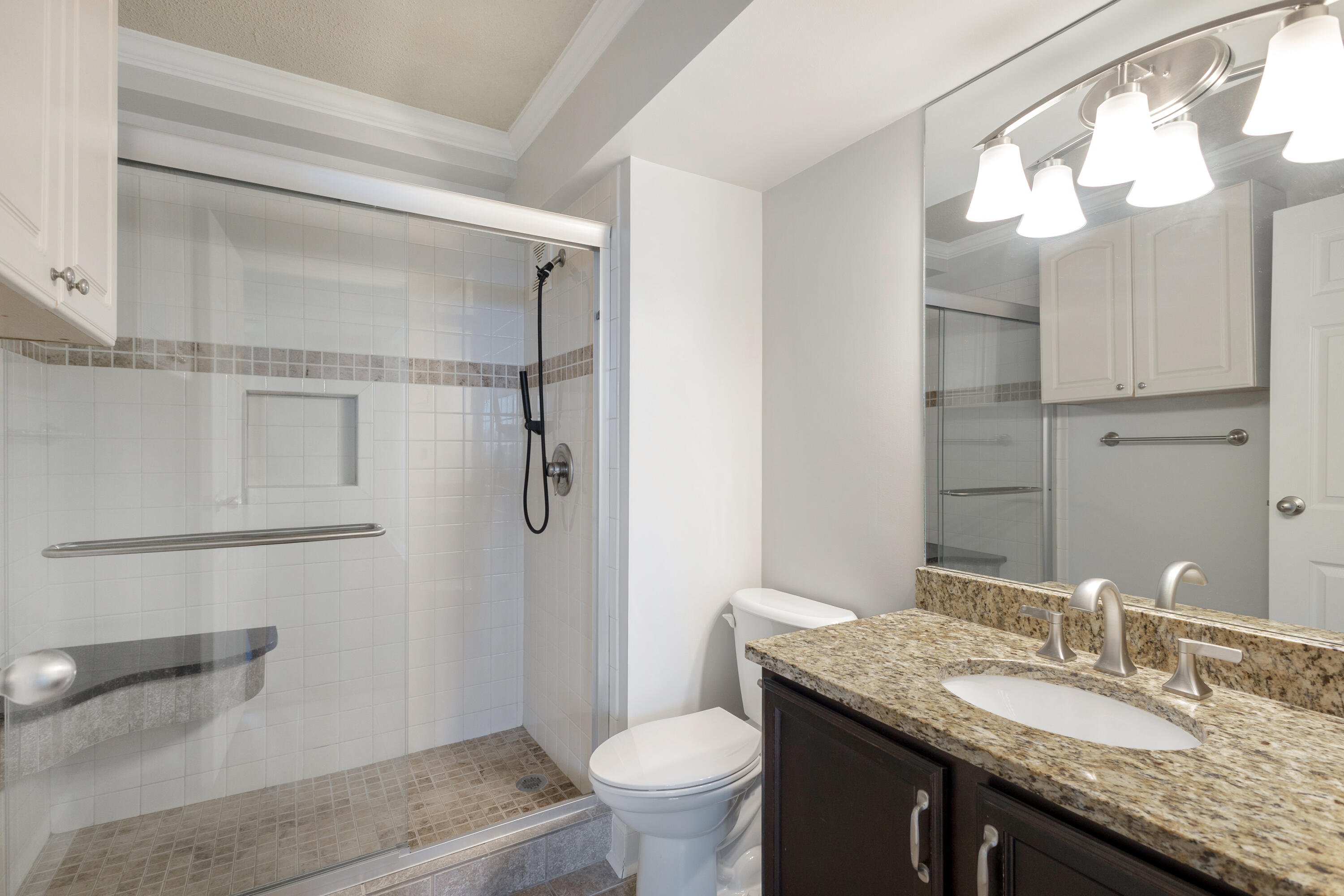 1131 Stringers Ridge Road, Unit 9J Chattanooga, TN 37405 - Photo 16 of 47 Primary Bathroom