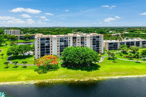 $215,000 | 7076 Huntington Lane, Unit 502, Delray Beach, FL 33446