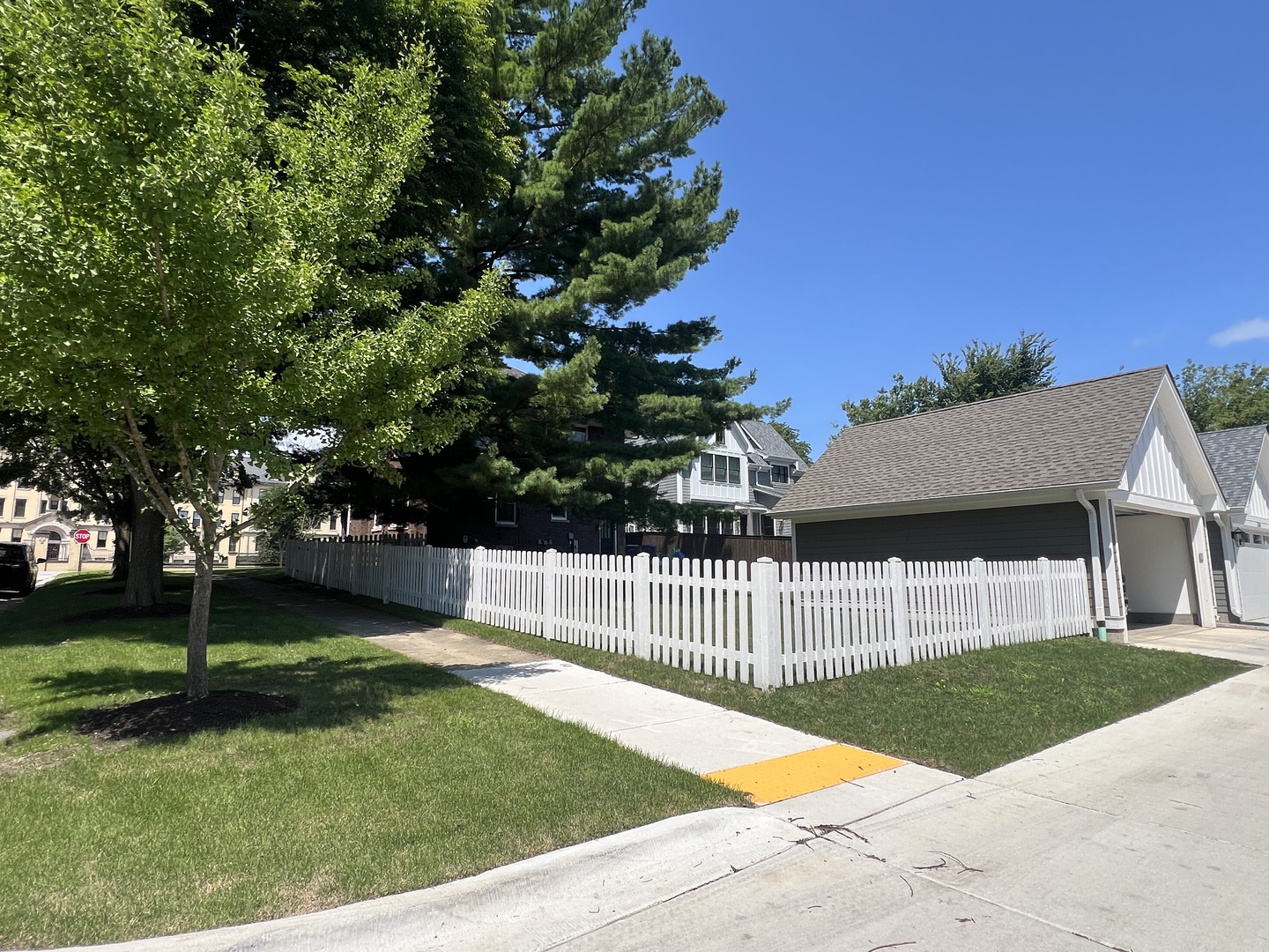 1100 Ridge Road Wilmette, IL 60091 - Photo 2 of 2 a view of a backyard with a garden