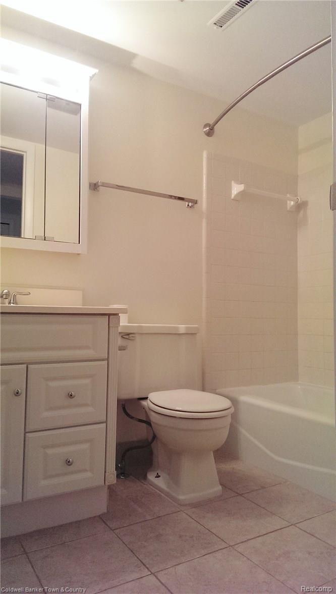 505 West Highland Road, Unit 9 Howell, MI 48843 - Photo 7 of 15 Full Bath
