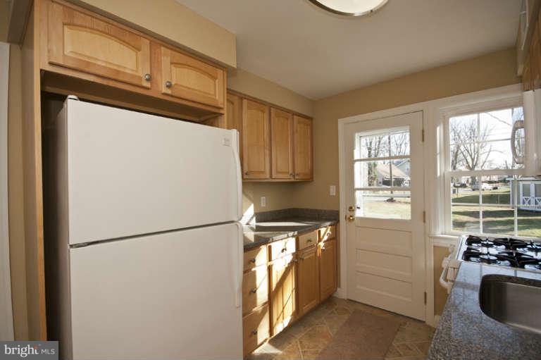 3513 Rolling Rd. Baltimore, MD 21244 - Photo 11 of 23 Kitchen