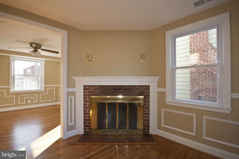 3513 Rolling Rd. Baltimore, MD 21244 - Photo 3 of 23 Living Room
