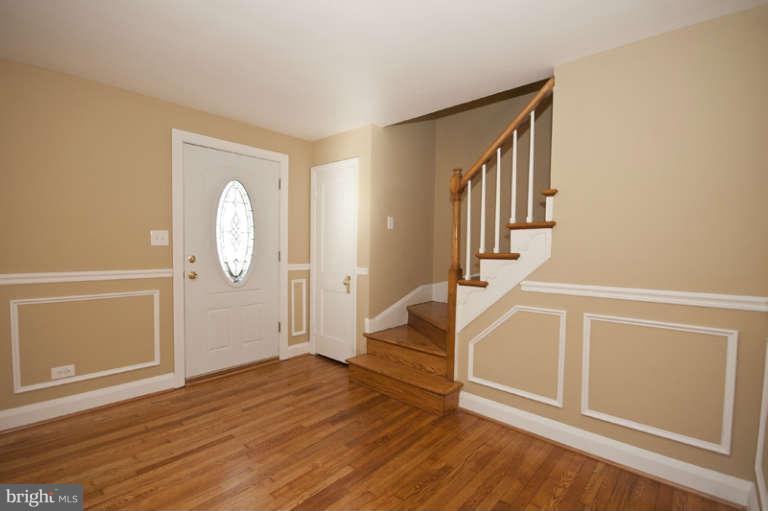 3513 Rolling Rd. Baltimore, MD 21244 - Photo 4 of 23 Living Room