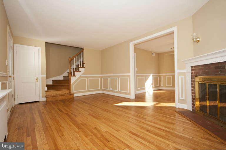 3513 Rolling Rd. Baltimore, MD 21244 - Photo 5 of 23 Living Room