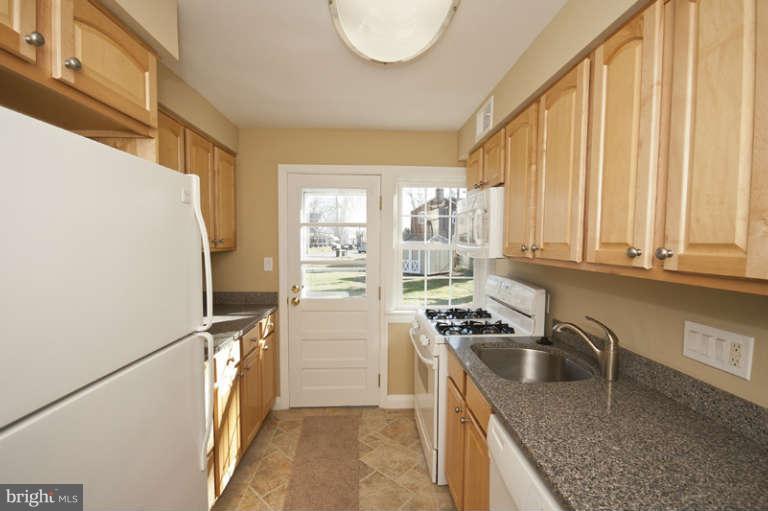 3513 Rolling Rd. Baltimore, MD 21244 - Photo 9 of 23 Kitchen