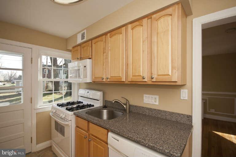 3513 Rolling Rd. Baltimore, MD 21244 - Photo 10 of 23 Kitchen