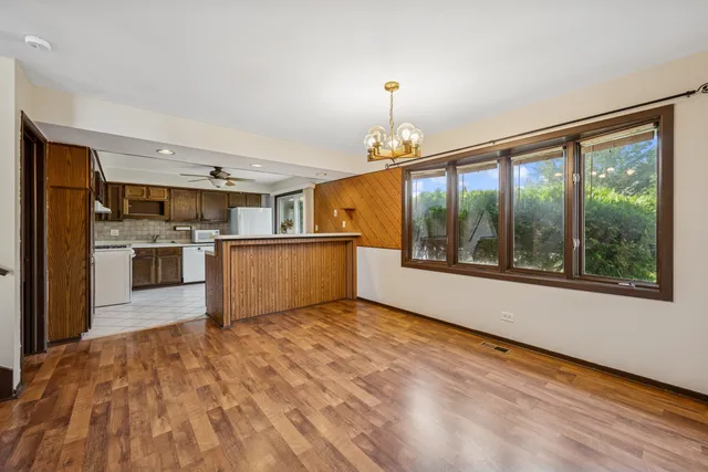 $2,400 | 366 Manning Drive, Wood Dale, IL 60191