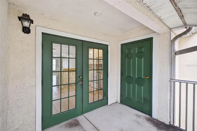 a view of an entryway with a livingroom
