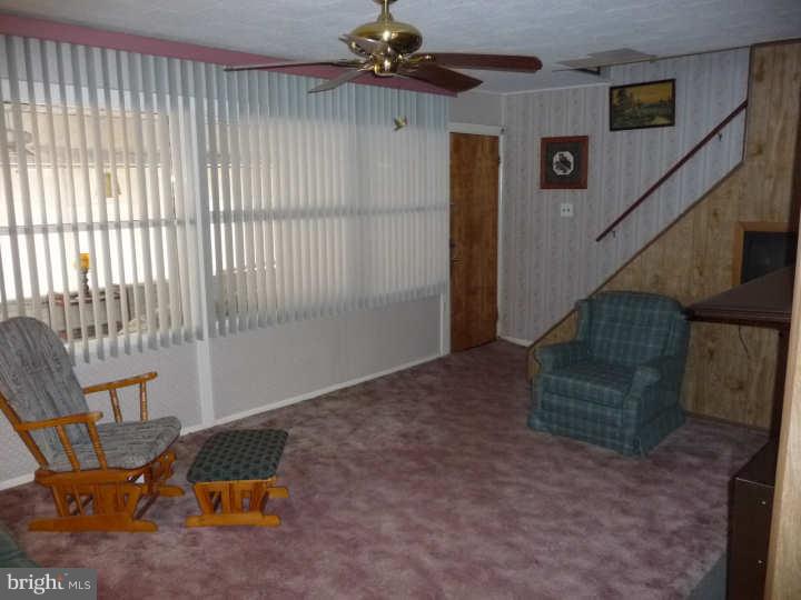 9203 Treaty Road Philadelphia, PA 19114 - Photo 3 of 24 Living Room
