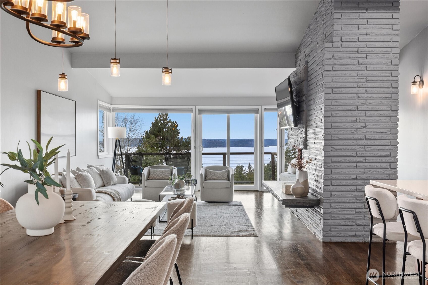 8620 Vashon View Southwest Seattle, WA 98136 - Photo 16 of 40 a living room with furniture and a potted plant