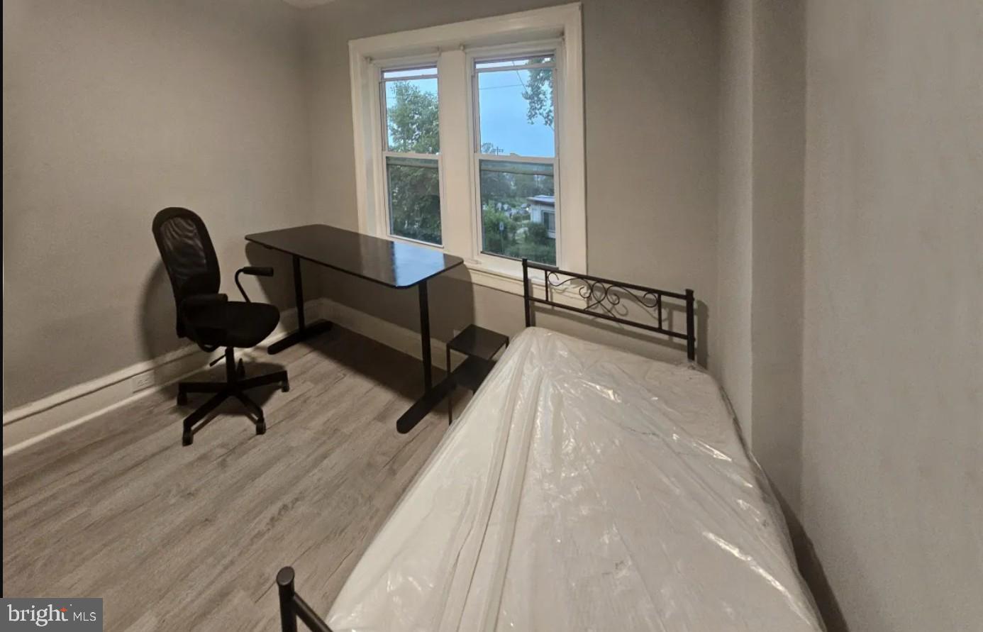 Single Room  with Cabinet /Desk