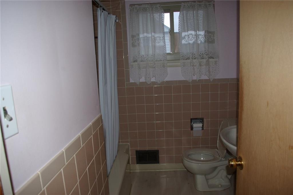 222 Singer Avenue McKees Rocks, PA 15136 - Photo 13 of 19 bathroom
