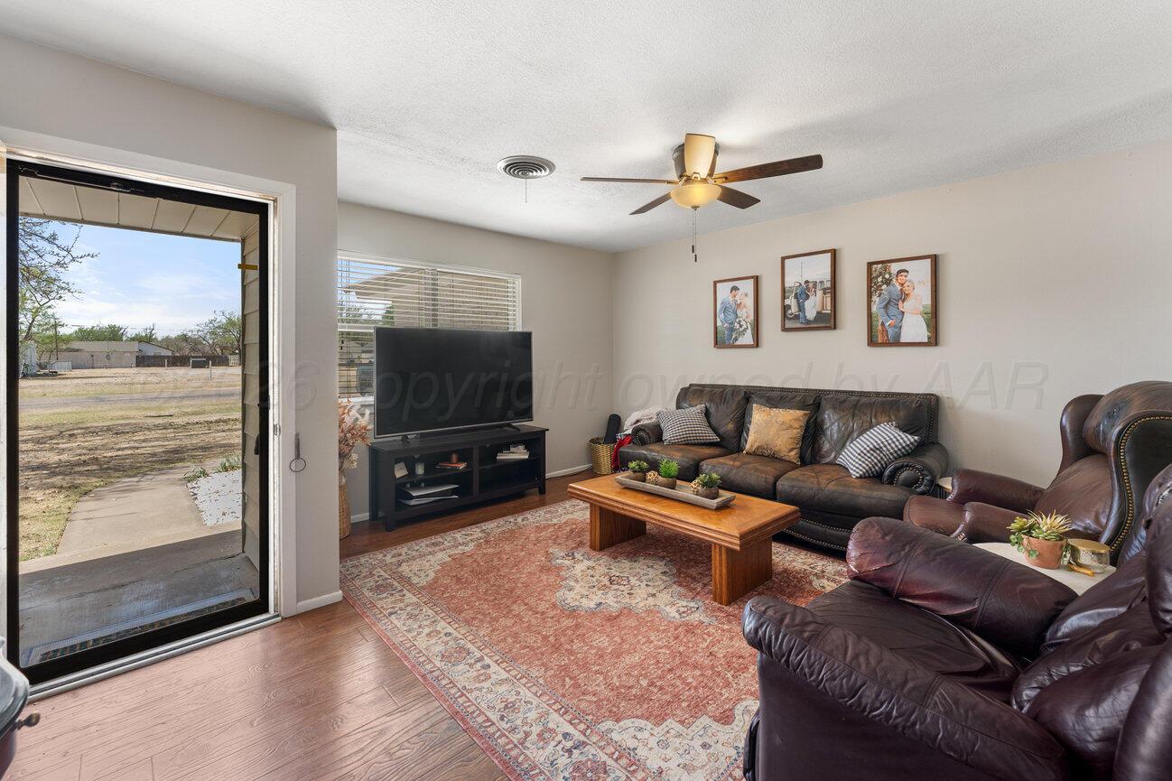 303 Cherry Street Claude, TX 79019 - Photo 17 of 32 Living-2