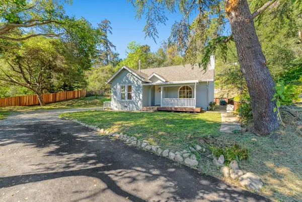 a view of a yard in front of house