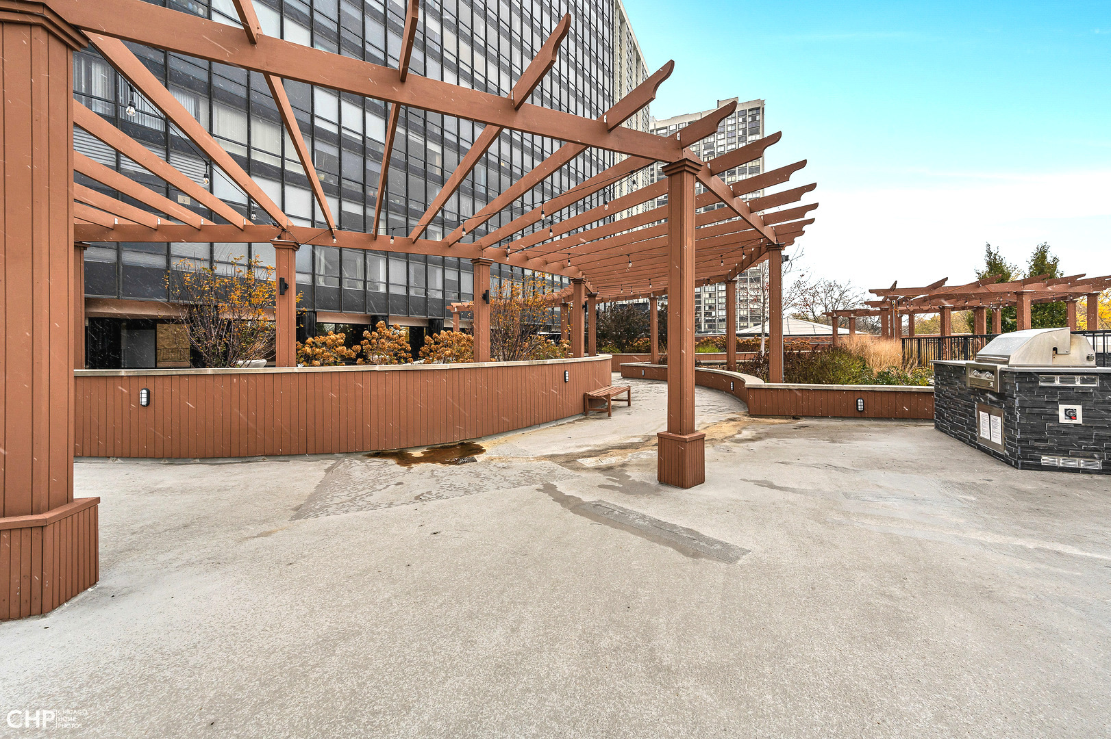 5415 North Sheridan Road, Unit 5409 Chicago, IL 60640 - Photo 33 of 37 a view of a big room with a patio