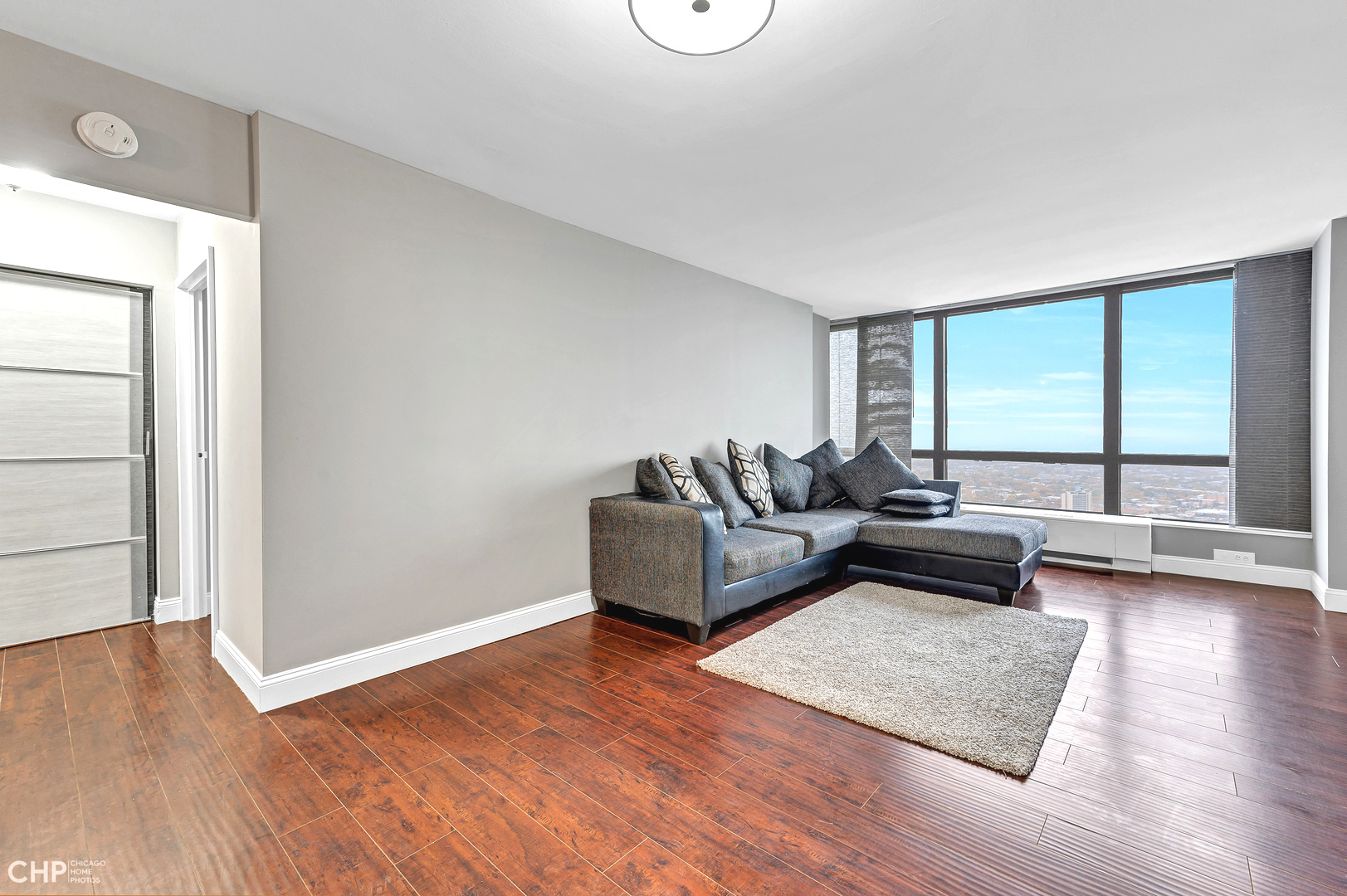 5415 North Sheridan Road, Unit 5409 Chicago, IL 60640 - Photo 8 of 37 a living room with furniture and a window