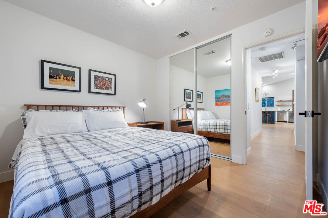 1220 Dincara Road Burbank, CA 91506 - Photo 20 of 33