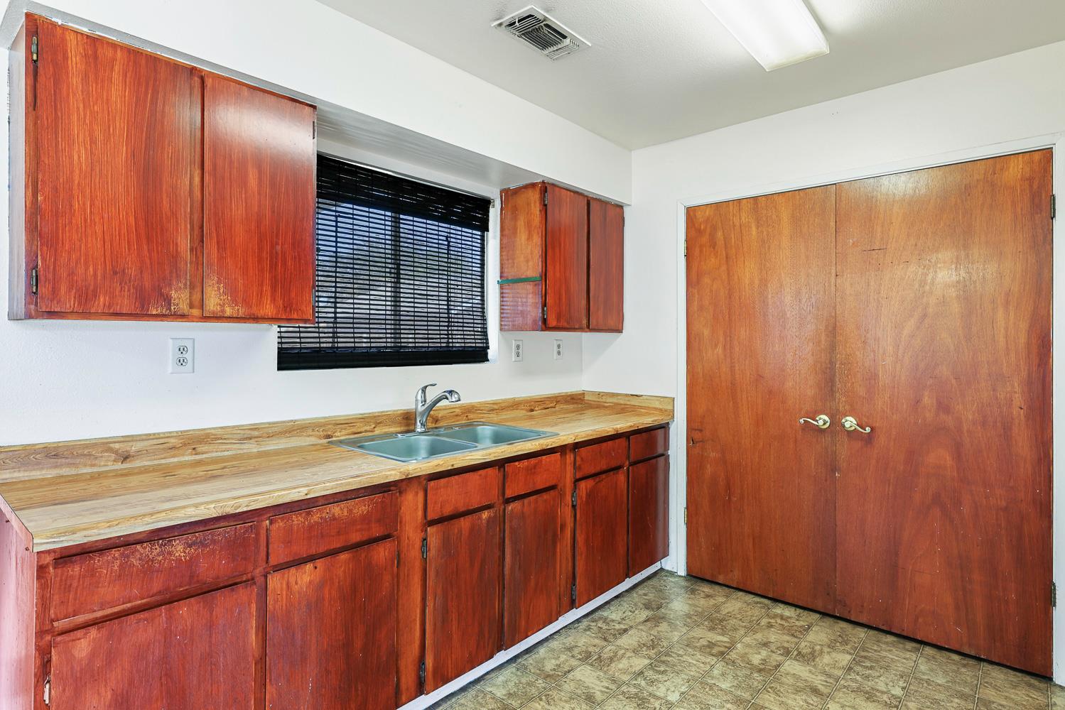 180 Monroe Street Coalinga, CA 93210 - Photo 16 of 25 a bathroom with a sink and a shower
