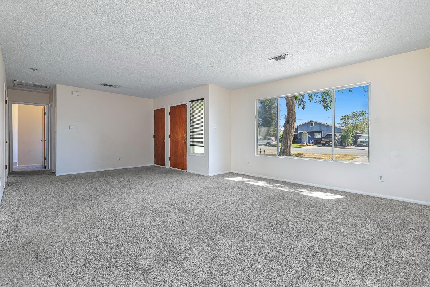 180 Monroe Street Coalinga, CA 93210 - Photo 7 of 25 a view of an empty room with painting on the wall