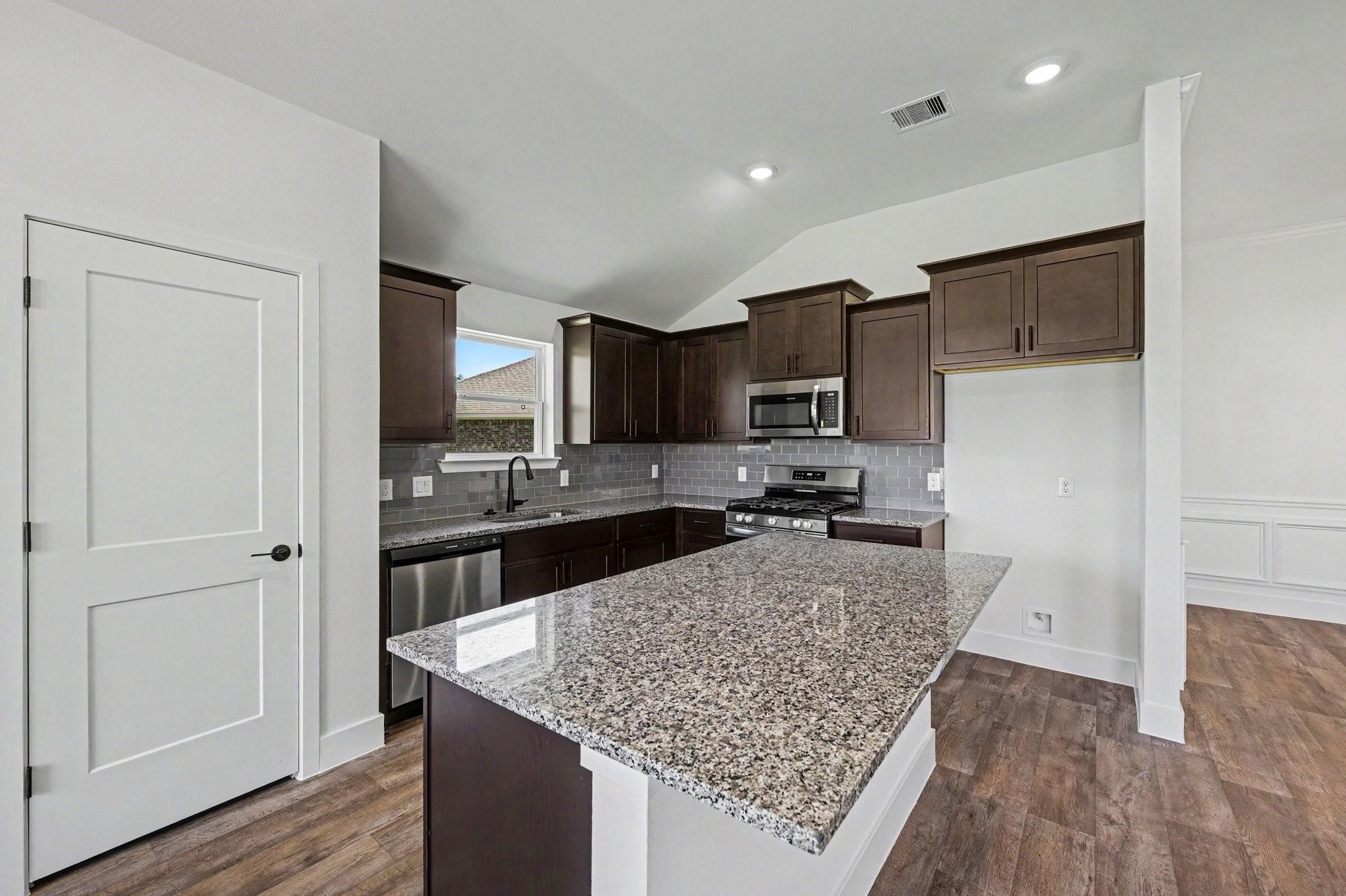 8 Keystone Court Angleton, TX 77515 - Photo 10 of 25