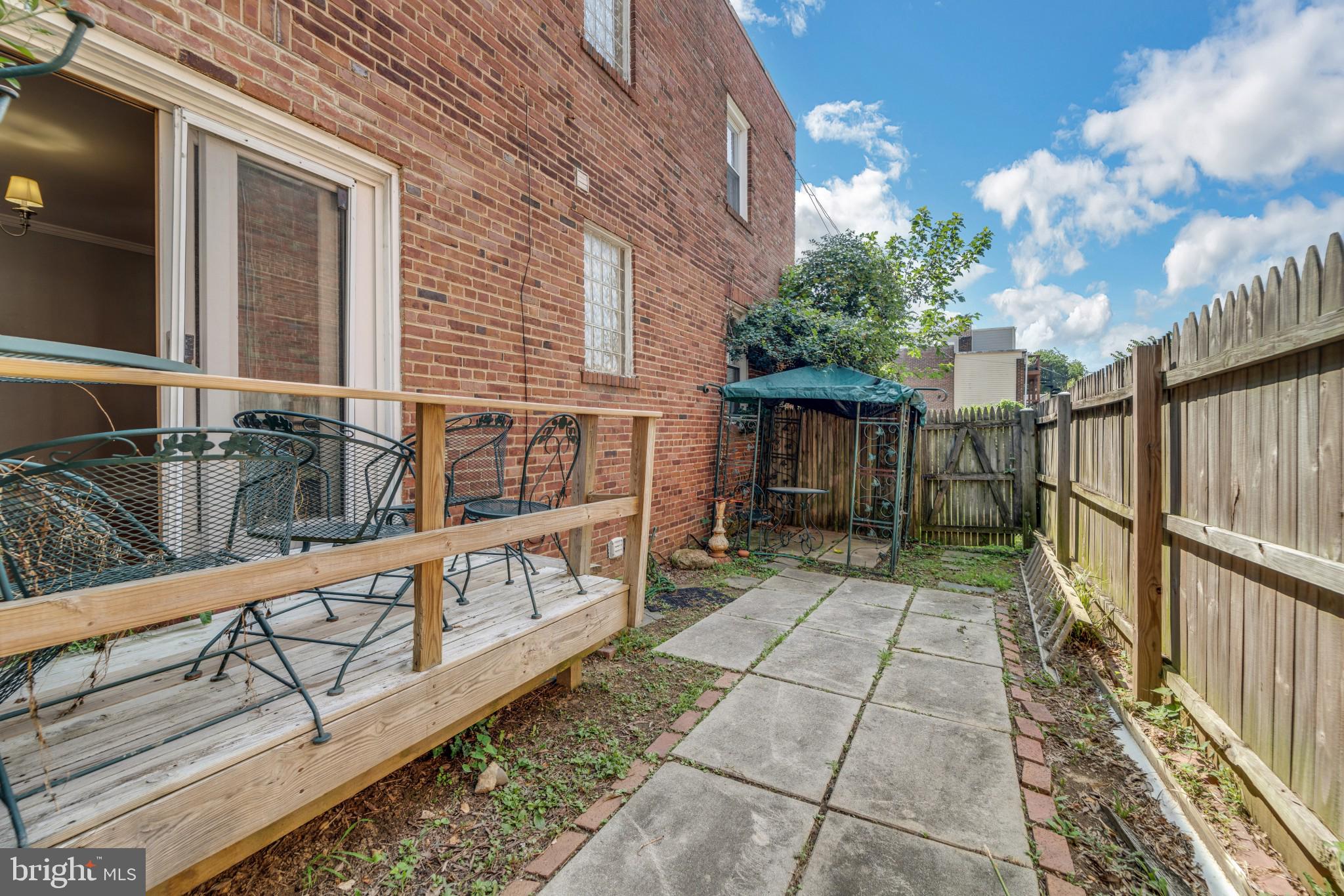 19 Hamilton Street Northeast Washington, DC 20011 - Photo 3 of 31 Exterior side yard, private