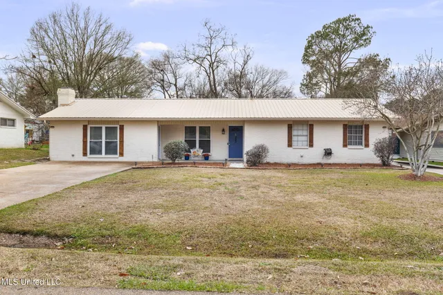 $309,500 | 203 Northwest 4th Street, Flora, MS 39071