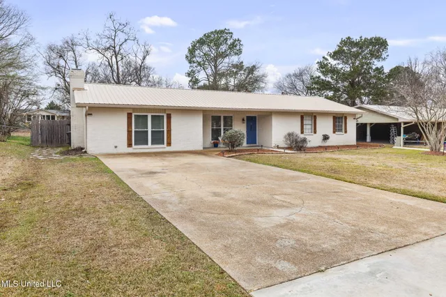 $309,500 | 203 Northwest 4th Street, Flora, MS 39071