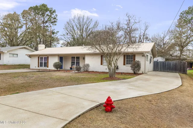 $309,500 | 203 Northwest 4th Street, Flora, MS 39071
